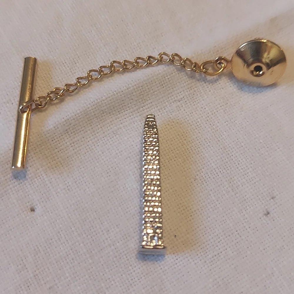 VINTAGE SOUVENIR WASHINGTON DC MONUMENT TIE TAC - Picture 2 of 3